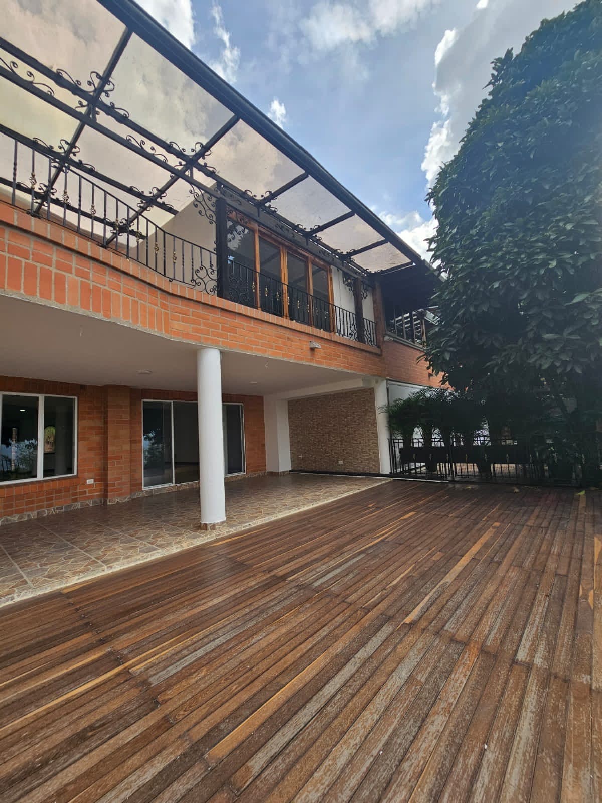 Venta-cambio, casa 400 mts. en el poblado medellin — Poblado Sector La Calera, Medellín