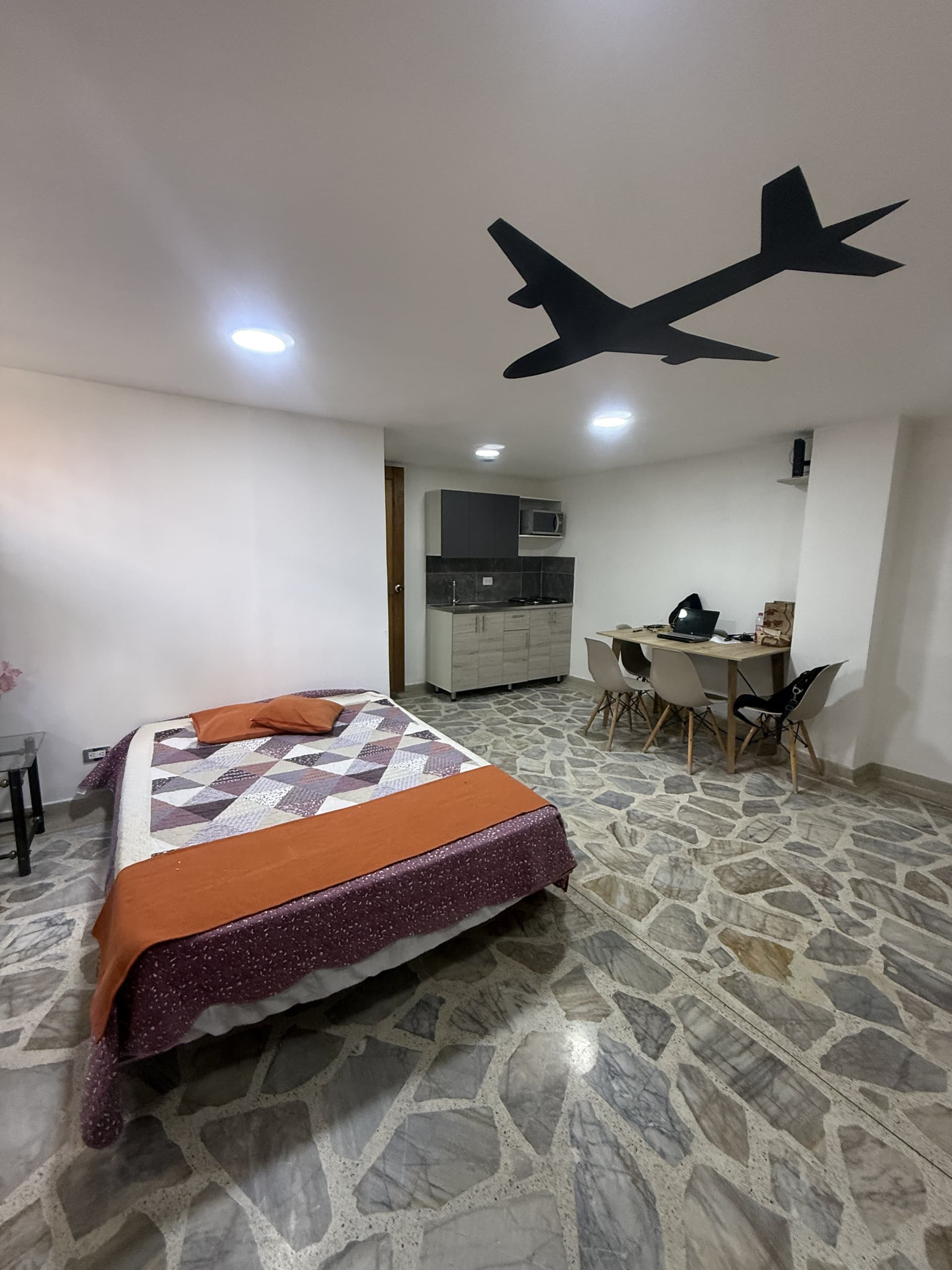 Alquiler apartaestudio — Laureles, Medellín
